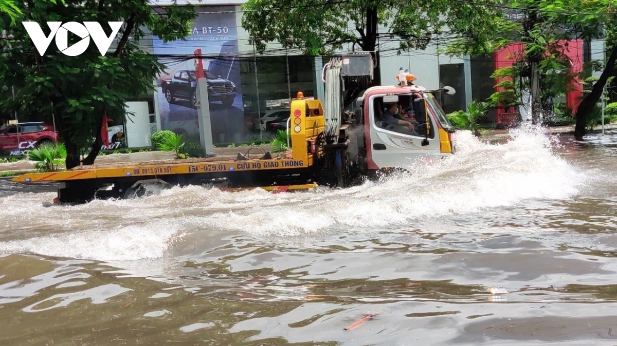 Đường phố Hải Phòng thành....sông sau trận mưa lớn kéo dài